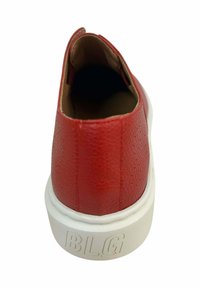 Zapato de piel roja sin cordones con una superficie texturizada, suela de goma blanca y las letras "BLG" grabadas en el lado. Vista trasera mostrada.
