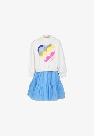 Hvid langærmet sweatshirt med farverigt hjertegrafik og blå lagdelt tylskørt kjolekombination på hvid baggrund.