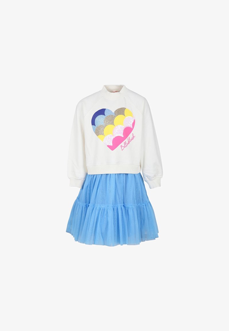 Sweat-shirt blanc à manches longues avec un motif de cœur coloré et une combinaison robe jupe en tulle bleu superposé sur fond blanc.