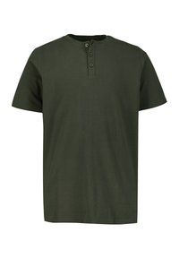 Camiseta de color verde oliva de manga corta, hecha de algodón suave. Cuenta con un cuello redondo con tres botones decorativos. Textura suave, corte holgado.