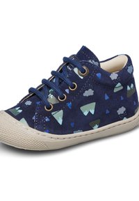 Scarpe da ginnastica per bambini blu scuro con motivi di montagne e nuvole, lacci blu e suola in gomma beige.