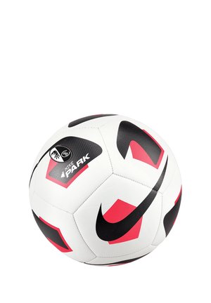 Pallone da calcio Nike Park, bianco con motivi geometrici neri e rossi, superficie strutturata, presenta un logo di spicco e dettagli di branding.