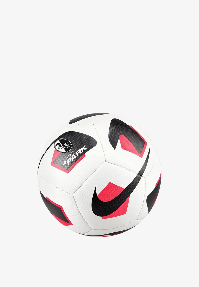 Balón de fútbol Nike Park, blanco con patrones geométricos en negro y rojo, superficie texturizada, presenta un logo prominente y detalles de marca.