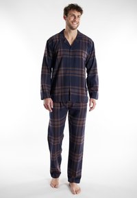 Marineblau und braun kariertes Herrenpyjama aus weichem Material, bestehend aus einem langärmligen Hemd mit Knopfleiste und passenden locker sitzenden Hosen.