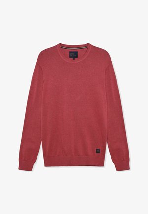 Langærmet crewneck-trøje i afdæmpet rød med ribstrikkede ærmeafslutninger og kant, mærket "Signal" på kraven og en lille lap nær kanten.