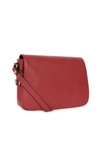 Borsa a tracolla rossa in pelle con un design piatto, tracolla regolabile e un branding discreto. Texture liscia con accenti di hardware minimi.