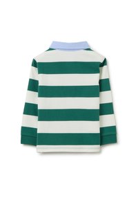 La camiseta tipo polo de manga larga presenta franjas alternas en verde y blanco, un cuello de color azul claro y una textura suave de algodón.