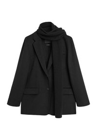 Černý blazér z vlněné směsi se dvěma předními kapsami a klopovým límcem. Součástí je také černý šátek, který má jemnou texturu a minimalistický design.