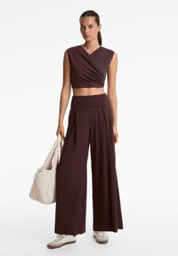 WITH FOLDOVER - Pantaloni - brown