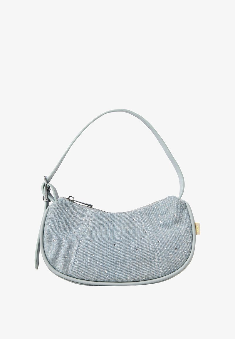 Ανοιχτό μπλε τζιν τσάντα χεριού με καμπυλωτό σχήμα, υφή και διάσπαρτες ρινοστάτες. Διαθέτει λεπτό λουρί και κλείσιμο με φερμουάρ.
