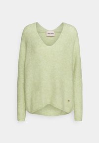 Hellgrüner V-Ausschnitt-Pullover mit lockerer Passform, hergestellt aus weichem, strukturiertem Stoff, mit einem abgerundeten Saum und einem kleinen Logo-Accent am unteren Rand.