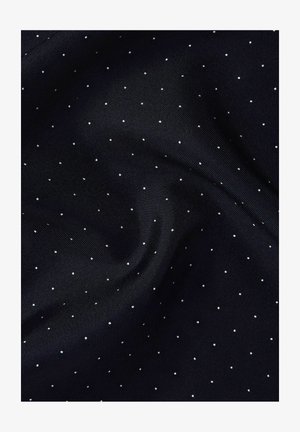 Tumed alusriie sujuva tekstuuriga, mille pinnal on ühtlaselt jaotunud väikesed valged täpid, luues peene mustri.