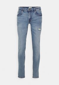 Jeans ajustados de color azul claro hechos de denim. Presentan un lavado desgastado, ligeras arrugas, diseño de cinco bolsillos y un agujero desgastado en la parte delantera.
