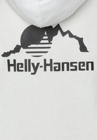 Sudadera blanca con un diseño gráfico negro de montañas y un sol sobre el texto "Helly-Hansen" en letras Negritas.