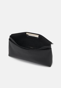Musta nahkainen clutch-laukku, jossa on tyylikäs ja minimalistinen muotoilu. Sisäpuolella on yksi tasku ja metallinen yksityiskohta avauksen lähellä.