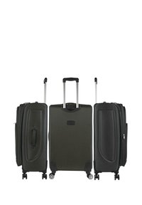 Tres piezas de equipaje de color verde oscuro con textura lisa, asas extensibles y ruedas giratorias, dispuestas lado a lado.