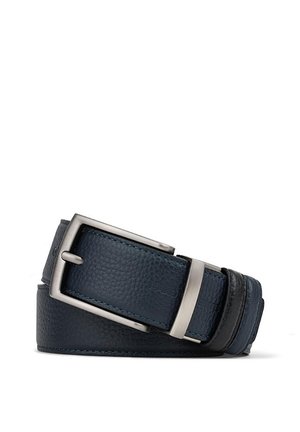 Czarny pasek ze skóry o teksturowanej powierzchni, zwinięty, z prostokątną srebrną metalową klamrą i pętelką, na białym tle.