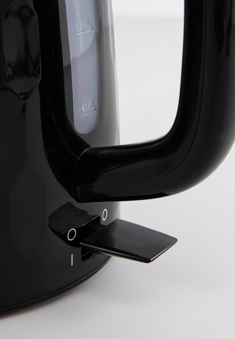 Schwarzer Wasserkocher mit glatter, glänzender Oberfläche, einem transparenten Wasserstandsanzeiger und einem einfachen Ein/Aus-Schalter an der Basis.