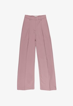 Pantaloni a gamba larga a vita alta di colore rosa chiaro con pieghe frontali, chiusura con bottone singolo e passanti per cintura, caratterizzati da una texture di tessuto liscia.