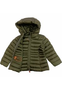 Giacca puffer verde oliva con cappuccio, chiusura a zip, texture a coste e un patch logo arancione sulla tasca frontale.