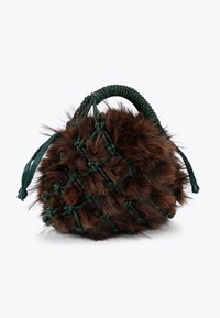 Borsa in pelliccia sintetica marrone con forma rotonda, caratterizzata da un manico intrecciato verde e accenti decorativi verdi intrecciati nella trama.