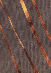 Strickstoff in Dunkelgrau mit diagonalen Streifen in metallic Bronze. Strukturierte Oberfläche mit einem Glanz durch die reflektierenden Details.