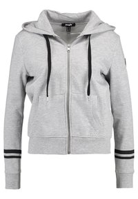 Grauer Kapuzenpullover mit Reißverschluss aus weichem Stoff, mit Kapuze, schwarzen Kordeln, zwei Vorderentaschen und schwarzen Streifen an den Ärmeln.