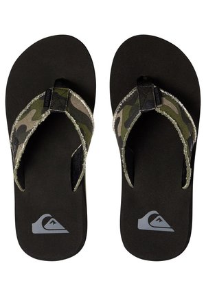Czarne gumowe klapki z materiałowymi paskami w wzór kamuflażu i srebrnym akcentem. Posiadają teksturowane wnętrze oraz logo na podeszwie.