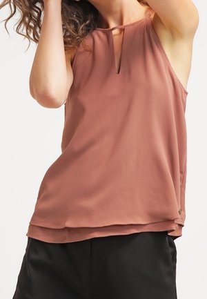Blouse sans manches de couleur rose, en tissu léger, dotée d'un col fendu et d'une coupe décontractée, avec un léger drapé et des détails de coutures.