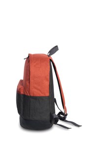 Rugzak met een rode bovenkant en een zwarte onderkant. Gemaakt van duurzaam materiaal met gewatteerde schouderbanden en een zijvak. Platte en rechthoekige vorm.