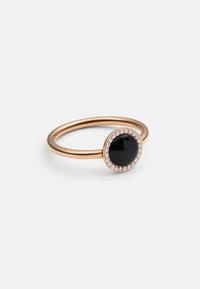 Anello in oro rosa con una pietra ovale nera, circondata da una fila circolare di cristalli trasparenti; banda liscia con una finitura lucida.
