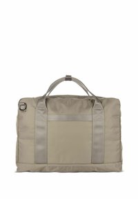 Bolsa de tela gris tipo duffel con dos asas resistentes, un bolsillo en un lado y una textura suave y acolchada. Presenta una forma rectangular.