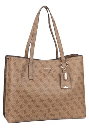 Bruine Guess shopper met patroon, dubbele schouderbanden, driehoekige metalen logoplaat en een bevestigd sleutelhangerlabel met merknaam.