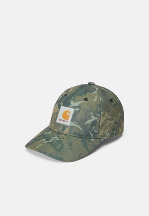 Camouflage-Baseballmütze mit abgerundetem Oberteil, steifem Schirm und weißem Patch mit orangefarbigem Logo. Hergestellt aus strapazierfähigem Stoff mit strukturiertem Oberflächen.