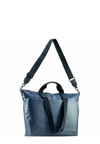 Borsa impermeabile blu con spallaccio regolabile nero e doppie maniglie. Texture liscia, forma rettangolare, con accentuazioni hardware notevoli.