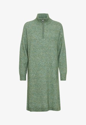 Strickkleid in gedämpftem Grün mit hohem Kragen, halber Reißverschluss und langen Ärmeln; besteht aus einem weichen, strukturierten Stoff mit einem gemischten Muster.