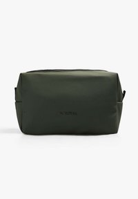 Bolsa de cosméticos de nylon verde con forma rectangular, cremallera negra y logo en relieve "SCALPERS" en la parte frontal. Textura suave y mate.