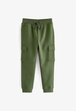 Oliven grønne cargo jogger bukser med elastisk talje, snøre, sidelommer med klap og ribbet ankelmanchetter på hvid baggrund.