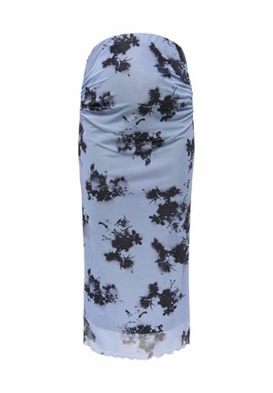 Robe midi bleu clair sans bretelles avec des imprimés floraux noirs et des détails froncés au niveau du buste, comprenant un ourlet légèrement transparent.