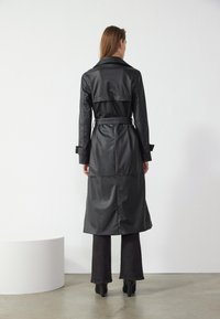 Anna Field Trench - black