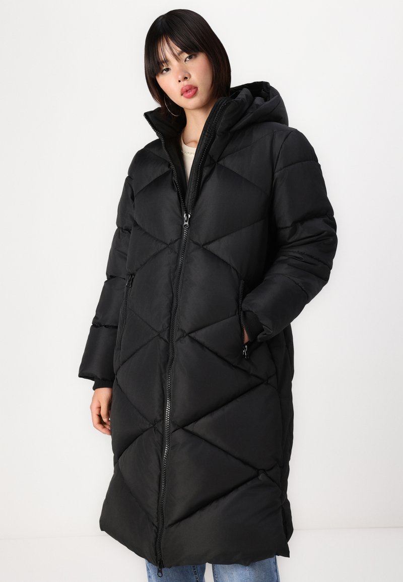 Manteau long rembourré noir avec un motif matelassé en diamant, fermeture éclair, capuche et poches. Texture lisse avec des poignets côtelés.