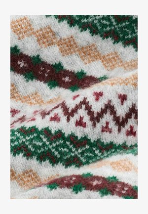 Strikket sweaterstof med et mønsterdesign bestående af grønne, brune og tan farvede diamanter, zigzag og stjerner på en hvid baggrund.