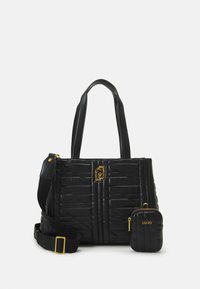 Sac fourre-tout matelassé noir en cuir synthétique, doté d'un matériel doré et d'une petite pochette amovible. Deux poignées pour l'épaule incluses.