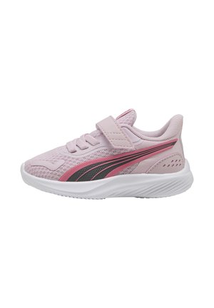 Roze sportieve schoen met een mesh bovenwerk, witte zool, diagonale zwart-roze strepen en een klittenbandsluiting voor een veilige pasvorm.
