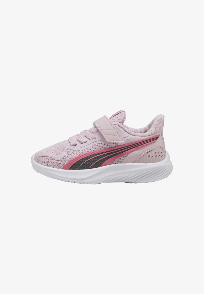Chaussure de sport rose avec un dessus en mesh, semelle blanche, rayures diagonales noires et roses, et une sangle auto-agrippante pour un ajustement sécurisé.