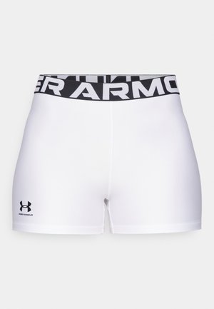 Baltās sporta šortu ar melnu elastīgu jostasvietu, uz kuras baltā krāsā ir uzraksts "UNDER ARMOUR". Melns logo apakšējā kreisajā stūrī.
