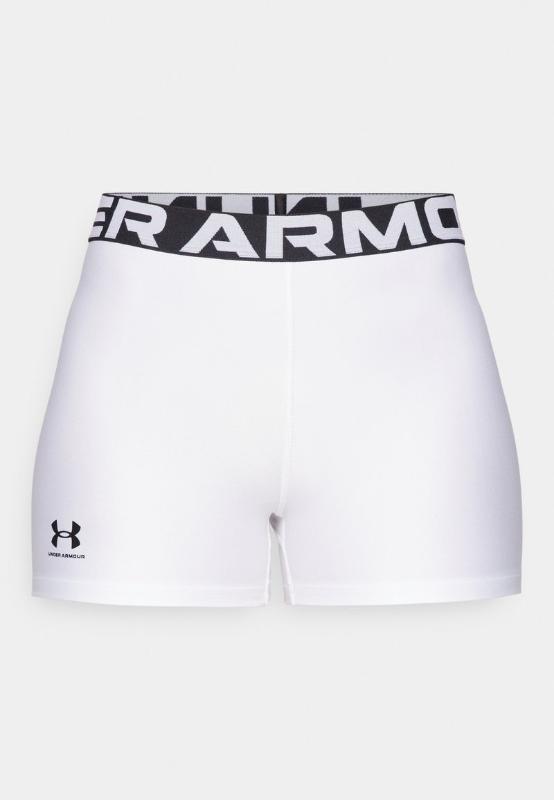 Pantalones cortos deportivos blancos con una cinturilla elástica negra que presenta "UNDER ARMOUR" impreso en blanco. Logo en negro en la parte inferior izquierda.