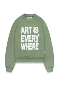 Felpa verde in cotone con maniche raglan, caratterizzata da un testo bianco in grassetto "L'ARTE È OVUNQUE" stampato sul davanti. Polsini e orlo a coste.