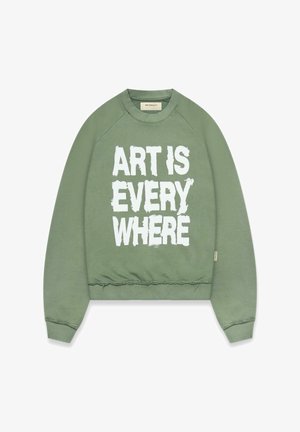 Roheline puuvillane sviiter raglanvarrukatega, millel on ette trükitud julged valged sõnad "KUNST ON IGAL KOHTA". Ribitud varrukasuunad ja ääred.