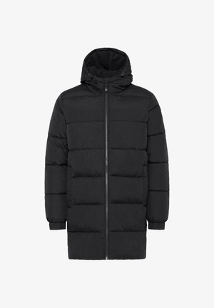 Crna puf jakna sa zip zatvaranjem, kapuljačom i elastiskim manžetama. Ima kvadratni dizajn sa ušivnim delovima za izolaciju.